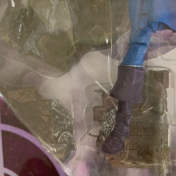 Diamond Select Toys Marvel Classic Hawkeye Action Figure - Picture 8 of 8